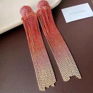 Exquisites Makrodetail langer Strass-Quastenohrringe mit Farbverlauf in Pink und Gold