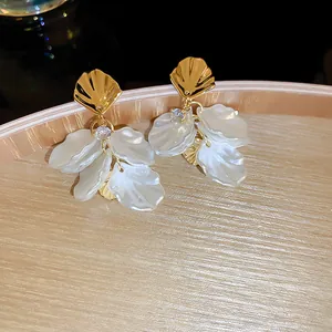 Eleganti orecchini a conchiglia dorati con zircone e pendenti a petalo in acrilico bianco