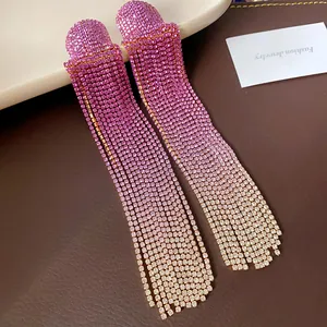 Detailaufnahme von funkelnden Strass-Quastenohrringen mit pinkfarbenem Farbverlauf