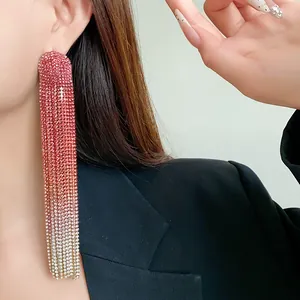 Nahaufnahme von eleganten rosa Verlauf Strass Quasten Ohrringen am Model getragen