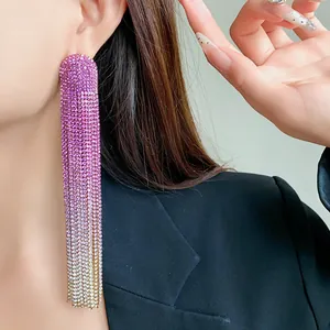 Detailansicht der pink-silbernen Strass-Quastenohrringe, getragen von einem Model