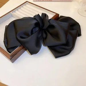 Elegante lazo de pelo de satén negro plisado de gran tamaño para peinados