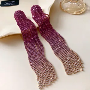 Detailansicht von Strass-Quasten-Ohrringen mit Farbverlauf von Lila zu Silberglanz.