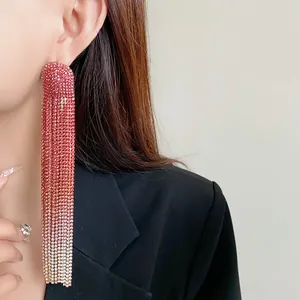 Detailansicht eines eleganten rosa Strass-Quastenohrrings mit Farbverlauf am Model