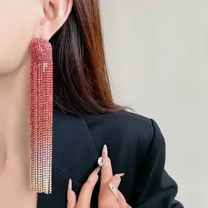 Detailansicht eleganter langer Strass-Quastenohrringe mit Farbverlauf an einem Model