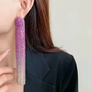 Nahaufnahme eleganter lila Strass-Quastenohrringe mit Farbverlauf an einem Modell