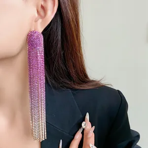 Detailansicht der Ohrringe mit Strass-Quasten und rosa Farbverlauf auf Silbernadel
