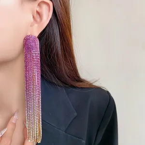 Elegante rosa-lila Strass-Ohrringe mit Farbverlauf-Fransen getragen von einem Modell
