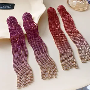 Nahaufnahme von luxuriösen Quastenohrringen mit Farbverlauf-Strass und Silbernadeln