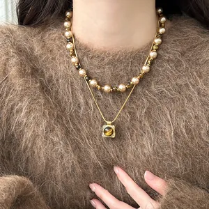 Détail d'un collier multicouche en œil de tigre avec perles sur un mannequin