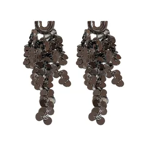 Elegante gunmetal metalen lovertjes kwastje oorbellen met een uniek U-vormig knopjesontwerp