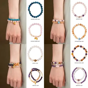 Auswahl an Kristallperlenarmbändern mit Zirkonia-Blumenanhängern aus verschiedenen Steinen.