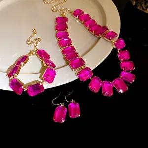 Elegantes Schmuckset mit magentafarbenen rechteckigen Kristallen Halskette Armband und Ohrringe