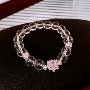 Makroansicht eines Kristallperlenarmbands mit exquisitem quadratischem Zirkonia-Blumenelement