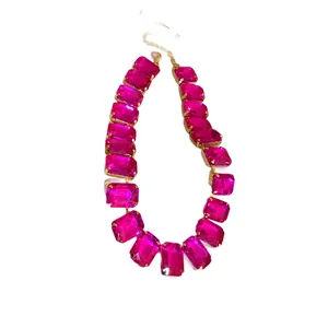 Elegante Statement-Halskette mit fuchsiafarbenen rechteckigen Edelsteinen, Gold