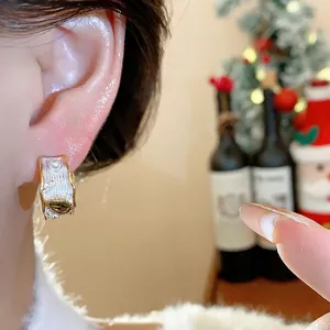Eleganti orecchini placcati in oro stile francese con perla e zircone verde sull'orecchio