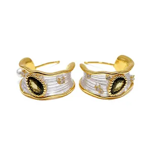 Eleganti orecchini a cerchio dorati stile francese con zircone verde, pietre e perla