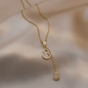 Élégant collier en acier titane doré avec pendentif gourde et pierres de zircone
