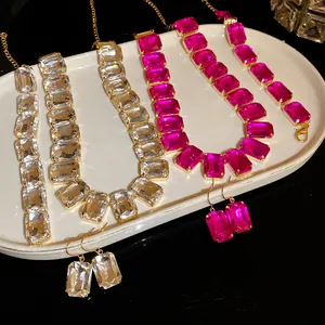 Elegantes Schmuckset mit quadratischen Kristallen, Halskette, Armband und Ohrringen.