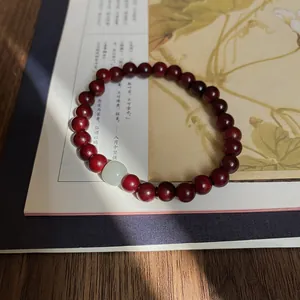Holzperlenarmband im traditionellen chinesischen Stil mit grünem Edelstein-Akzent