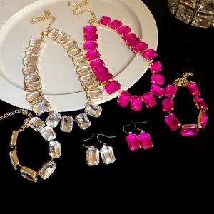Detaillierte Nahaufnahme eines Luxus-Schmucksets mit magentafarbenen und klaren Steinen