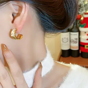 Elegante orecchino a cerchio a C dorato con dettagli in perle e zirconi sull'orecchio