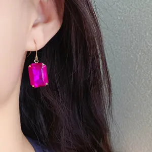 Elegante fuchsiafarbene quadratische Strass-Ohrhänger an einem Modell für Detailansicht