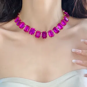 Detailaufnahme eines luxuriösen Halsbandes mit pinkfarbenen quadratischen Strasssteinen