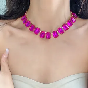 Nahaufnahme der Luxus-Halskette mit leuchtend rosa quadratisch geschliffenen Kristallen.