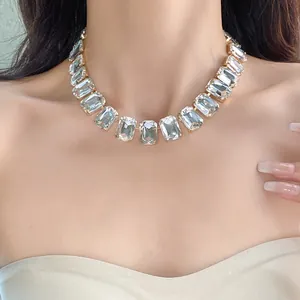 Detailansicht einer eleganten Halskette mit Kristallen im Smaragdschliff am Hals