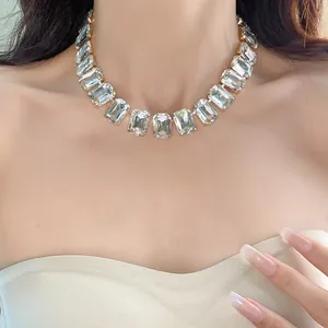 Nahaufnahme einer eleganten Halskette mit quadratischen Kristallsteinen am Modell