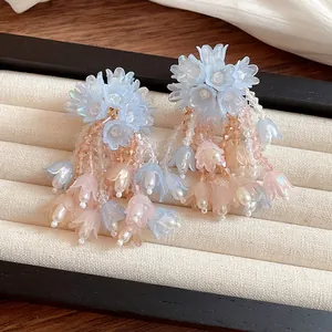 Pendientes elegantes de borlas florales con cuentas de campana azules y rosas.
