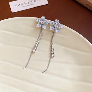 Elegantes pendientes dulces de flores con borlas de plata y pedrería brillante para mujer