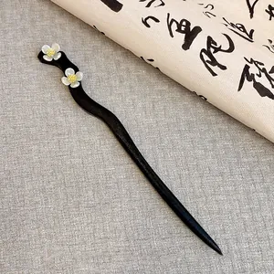 Elegante bastoncino per capelli nero a onde con delicati fiori bianchi, stile retro
