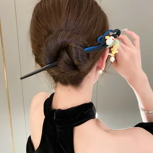 Dettaglio elegante di un fermaglio per capelli in legno vintage con nappe a fiori in uno chignon
