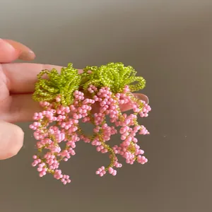 Exquisite handgefertigte pinke und grüne Perlenohrringe mit Blumenquasten für Waldstil