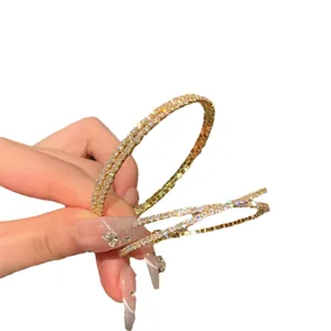 Elegante bracciale rigido aperto intrecciato dorato con pietre di zircone scintillanti donna