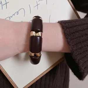 Elegante pulsera de patchwork de acrílico con segmentos marrones y dorados