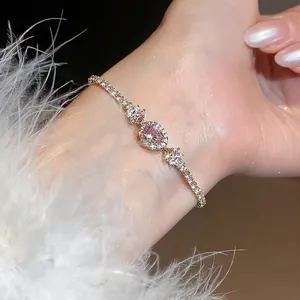 Elegante bracciale francese con zircone ovale rosa e accenti scintillanti al polso