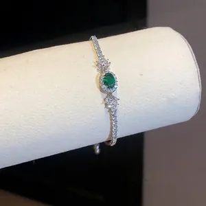Elegante bracciale stile francese con zircone verde smeraldo ovale e micro pavé di pietre