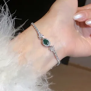 Elegante bracciale tennis in argento con uno zircone verde ovale brillante al polso