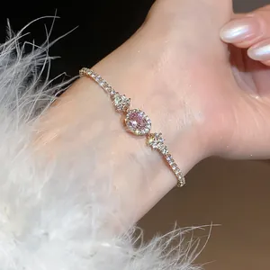 Dettaglio di un elegante bracciale in stile francese con zircone rosa e micro-cristalli