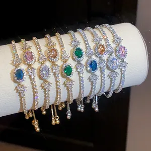 Dettaglio di bracciali scintillanti in zircone di vari colori su espositore di lusso