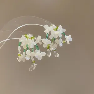 Elegantes pendientes de flores blancas con cuentas de vidrio verdes y pasadores de plata S925