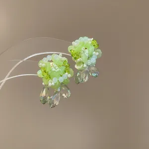Pendientes de flores con cuentas verdes hechos a mano y borlas de cristal brillante