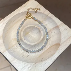 Eleganter grauer facettierter Labradorit-Perlenarmband mit verstellbarem Goldverschluss