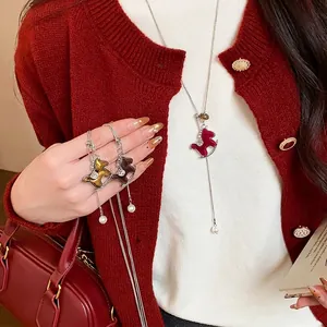 Vintage Beflockung Harz Pferd Anhänger Künstliche Perle Halskette Lange Pullover Kette Für Damen Leichten Luxus Legierung Schmuck