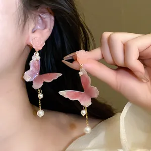 Elegantes pendientes colgantes de flores y mariposas rosas con perlas estilo bosque