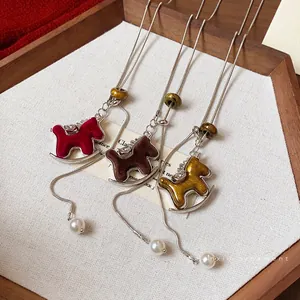 Elegante Halsketten mit beflockten Pferdeanhängern und Perlendetails für Damen