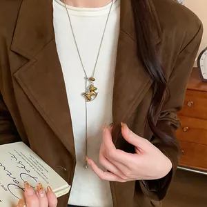 Detailansicht einer Pferdekette aus beflocktem Harz auf einem braunen Blazer